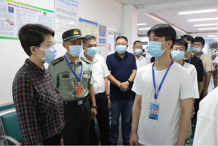 正青春，当兵去！县领导走访看望应征体检适龄青年