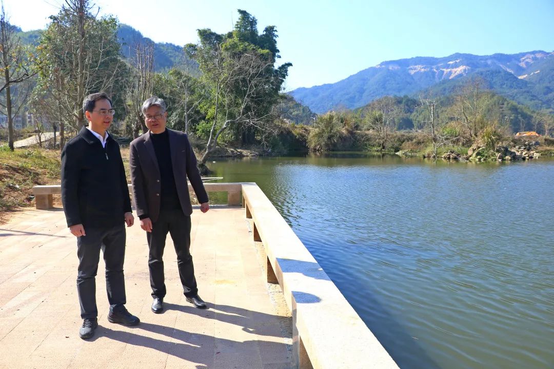 县领导赴东桥镇调研并开展“护河爱水 清洁家园”行动