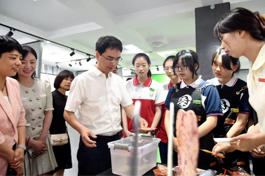 县领导开展“六一”儿童节慰问活动并向全县少年儿童致以节日祝福