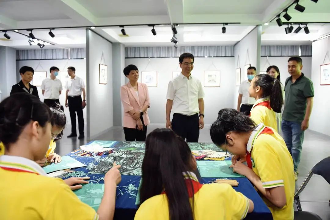 县领导开展“六一”儿童节慰问活动并向全县少年儿童致以节日祝福