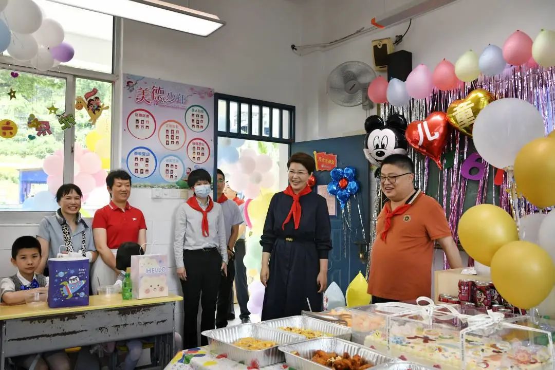 县领导开展“六一”儿童节慰问活动并向全县少年儿童致以节日祝福