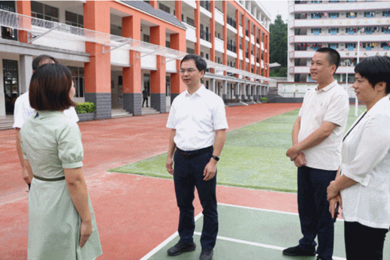 县委主要领导看望慰问一线教师