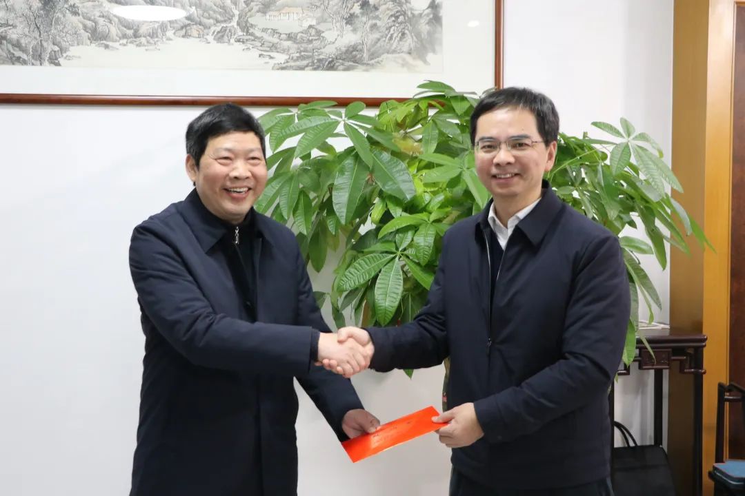 县委主要领导走访慰问老干部和一线职工