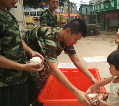 给受灾民众送饭