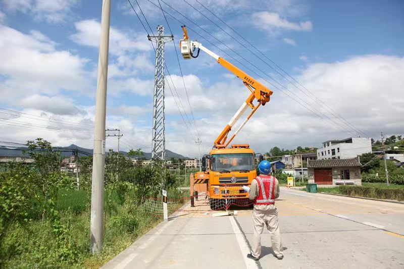 供电公司：带电作业紧急消缺 筑牢防线迎战台风