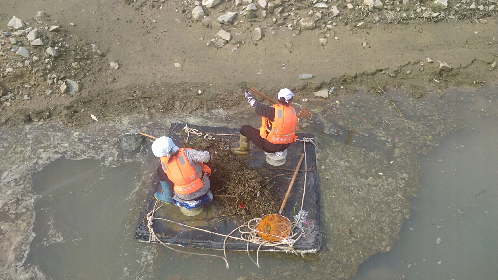 烈日坚守河道保洁 不惧高温守护碧水