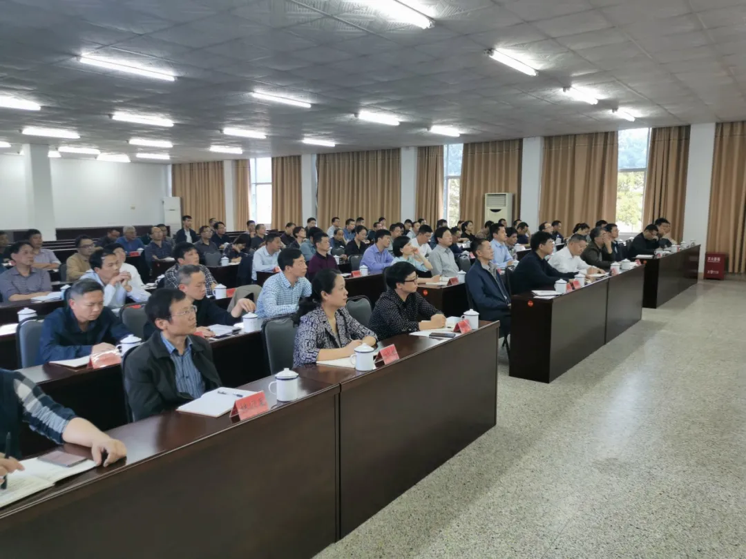 县委理论学习中心组召开学习会，专题学习了这些内容！