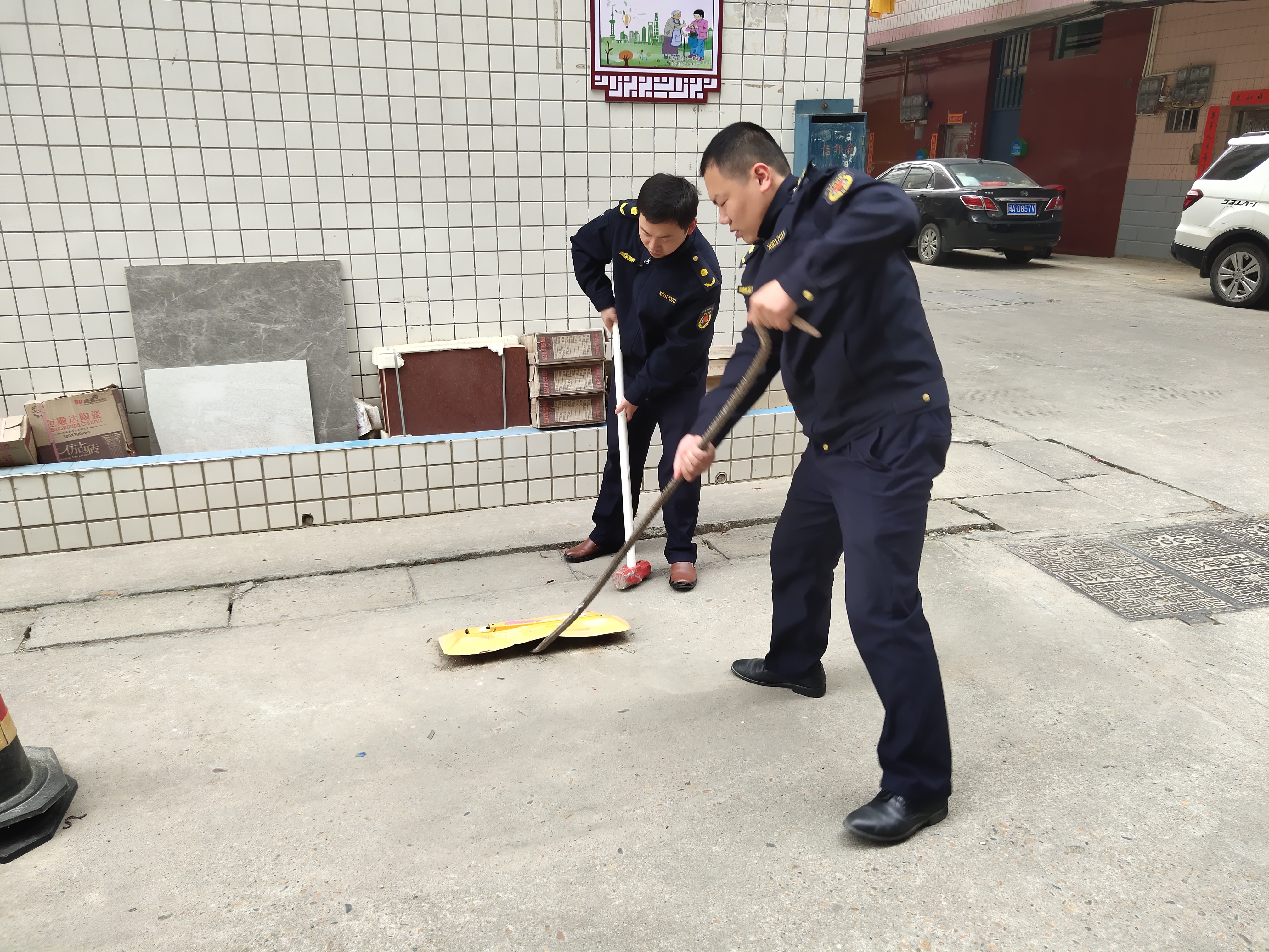 县城管大队拆除城区私设地锁 清除群众出行“绊脚石”