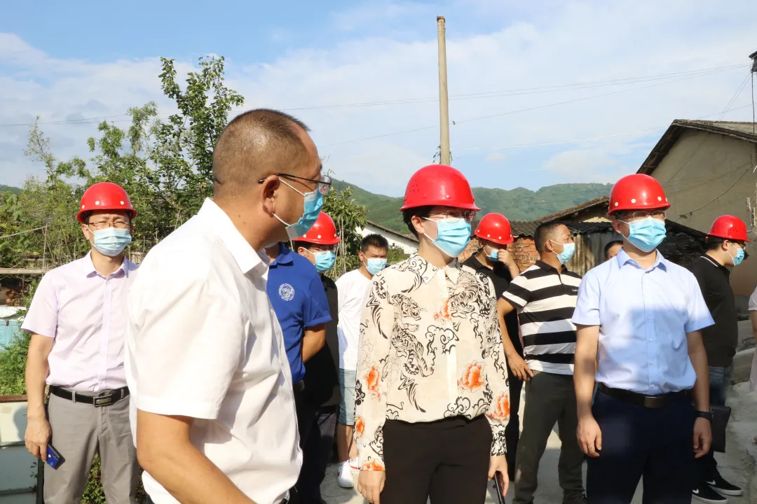 县领导督察农村在建房屋整治工作