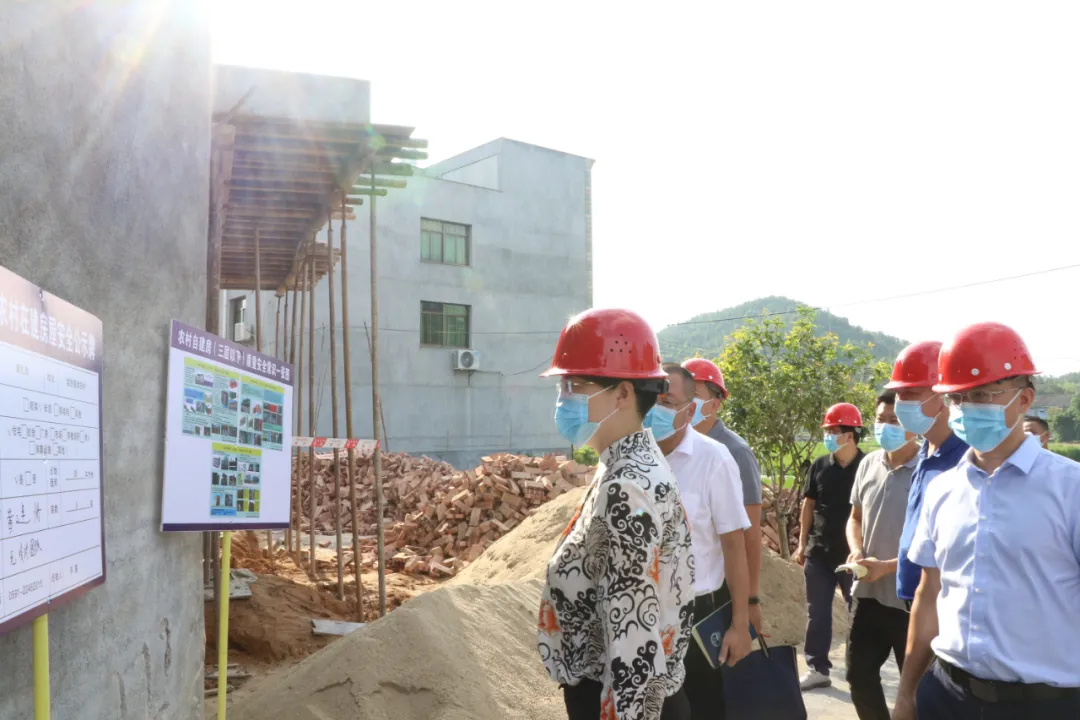 县领导督察农村在建房屋整治工作