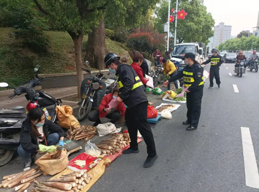 县城管大队疫情防控和城市管理“两手抓、两不误”！