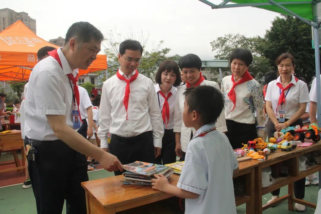 县领导参加“六一”儿童节庆祝活动