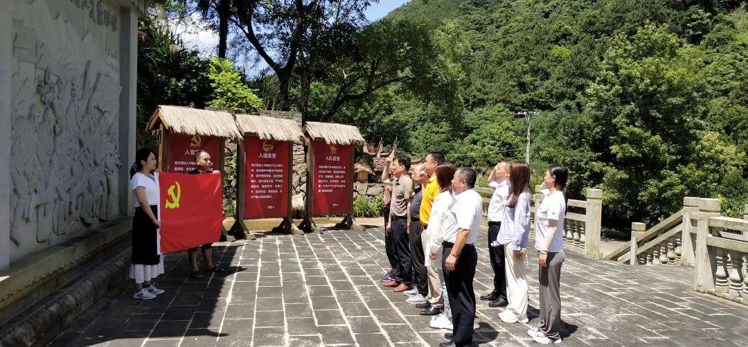 县融媒体中心全体党员赴福清一都镇闽中罗汉里游击根据地开展主题党日活动