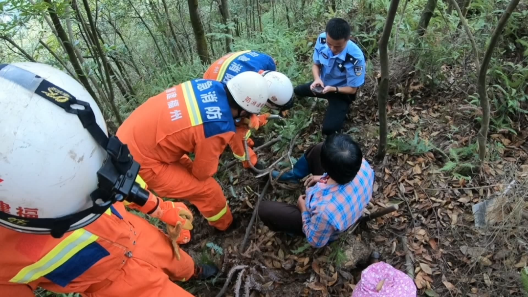 一老人山上被“困” 闽清消防紧急救援