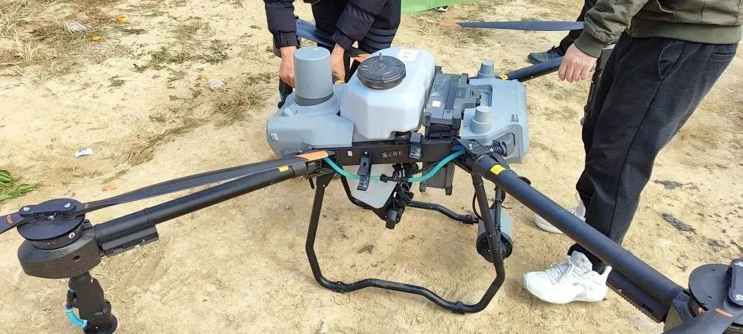 安全、高效！无人机喷洒农药 助力农业植保提质增效 