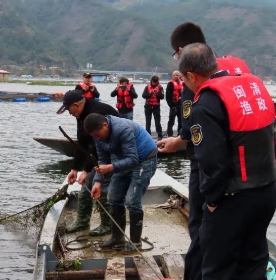 雄江镇库区江面治理联合执法进行时 