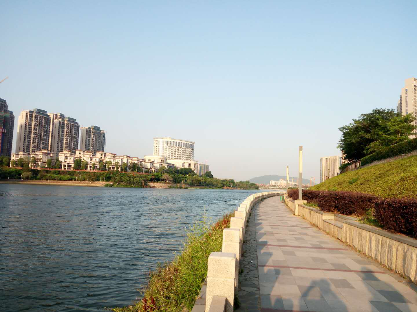 福建省泉州市南安市公园式河道近景.png