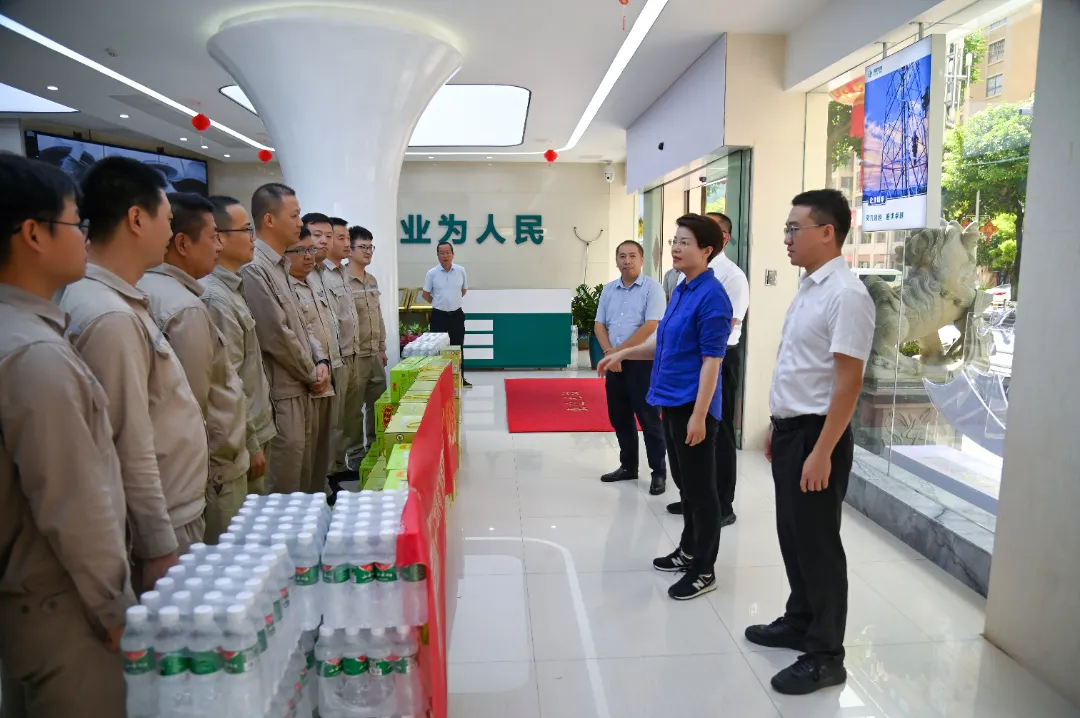 关爱职工 夏送清凉 县政府主要领导走访慰问高温一线劳动者