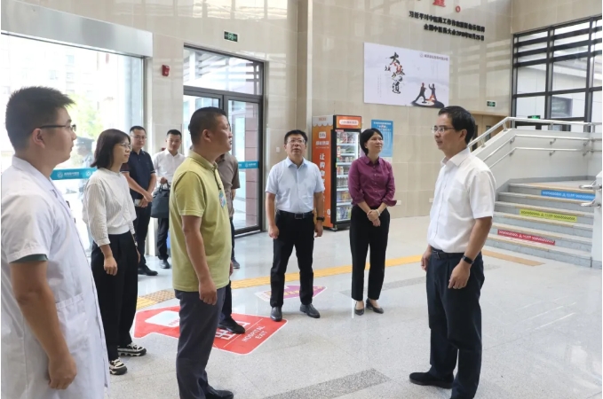 县委主要领导专题调研医疗卫生工作