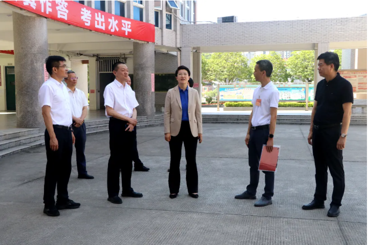 县委主要领导检查高考考前准备工作