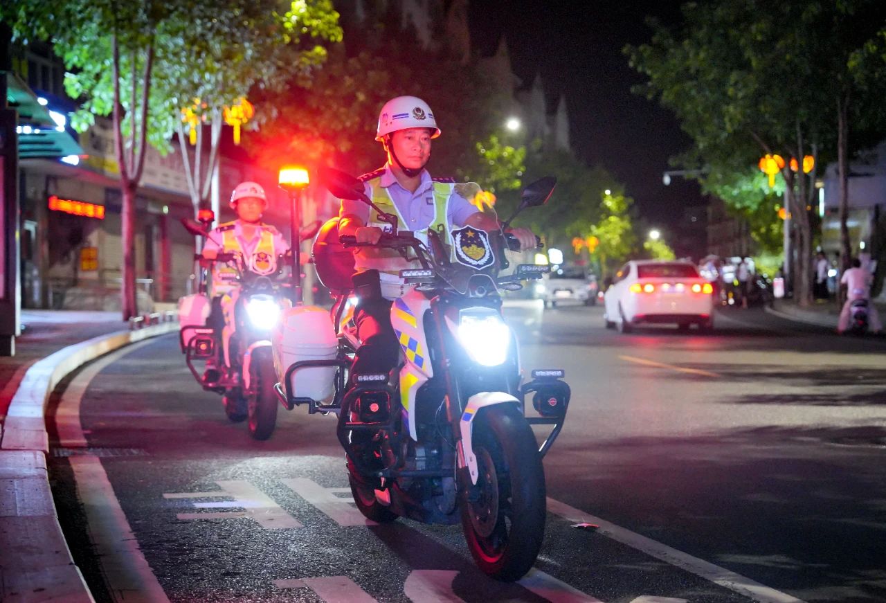  闽清公安忠诚履职 绘就夏夜平安“警”色