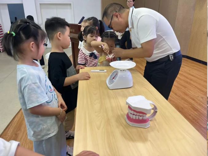 县计生协会开展全国爱牙日活动