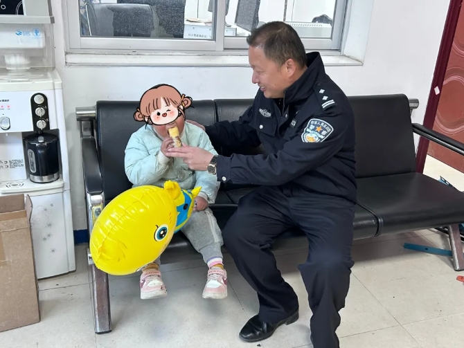 有“警”无险！萌娃迷路，下祝民警暖心守护