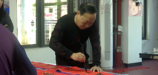 迎新春！义写春联暖人心