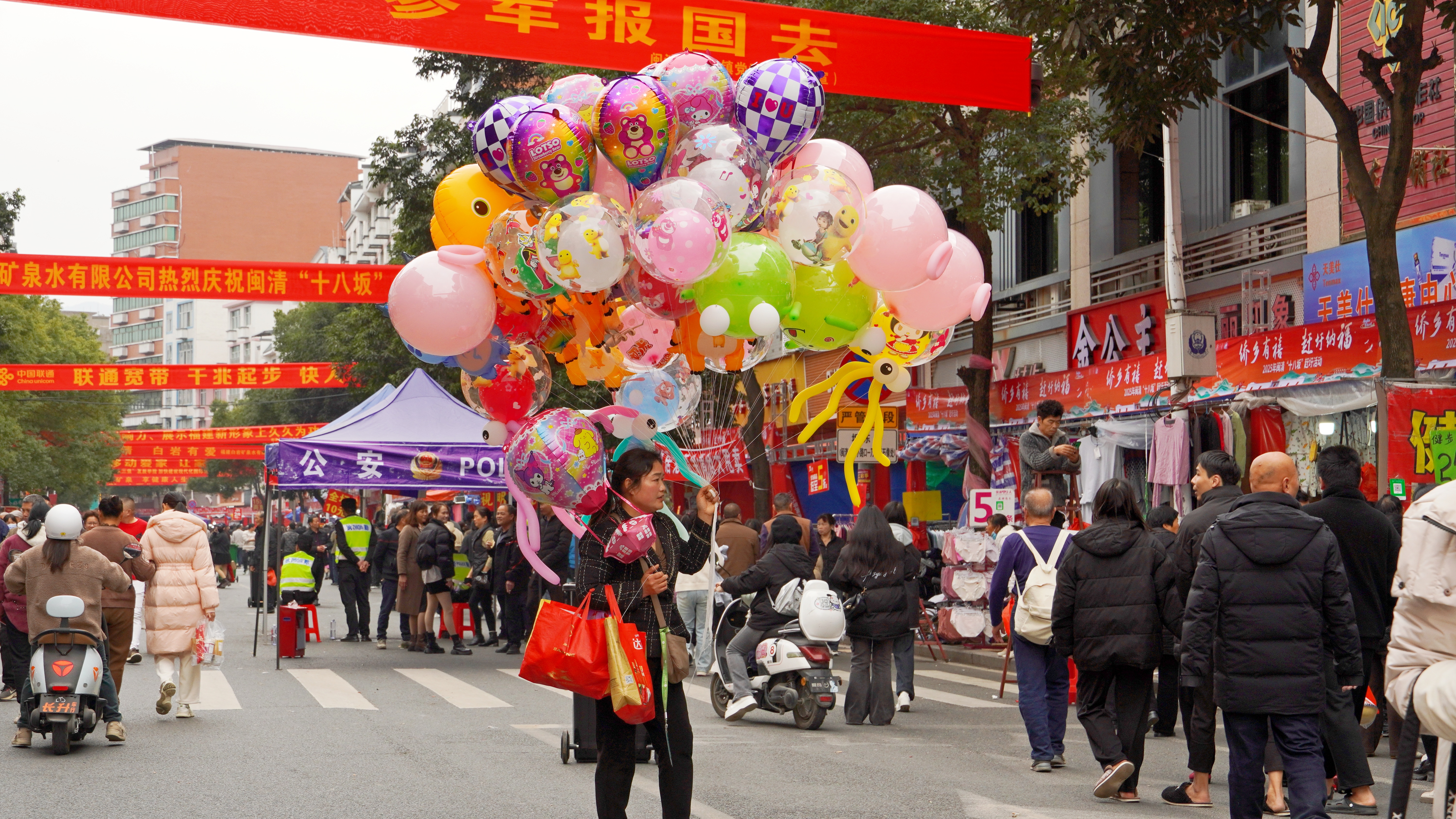 圩市闹新春 烟火喜乐浓